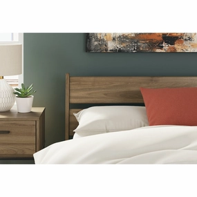 Signature Design by Ashley Deanlow Honey Panel Headboard with 2 Nightstands